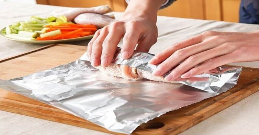 Γιατί δεν πρέπει να σκεπάζουμε με αλουμινόχαρτο το φαγητό που περίσσεψε