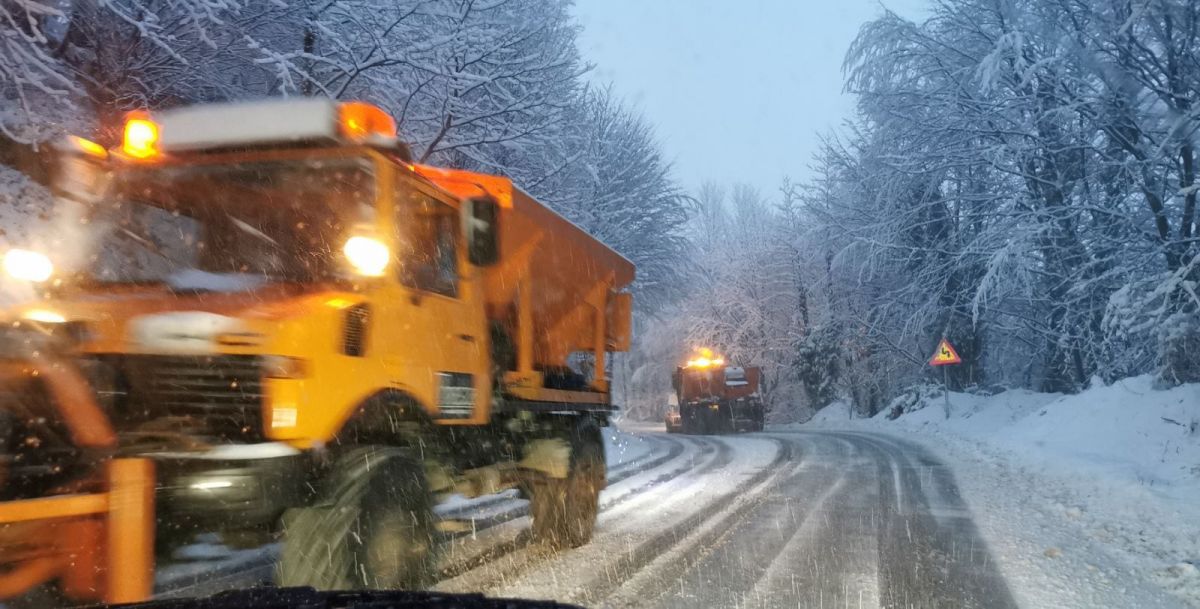Η κακοκαιρία “Φίλιππος” σφυροκοπά τη χώρα: Χιονίζει στην Αττική – Με αλυσίδες από τα διόδια των Αφιδνών