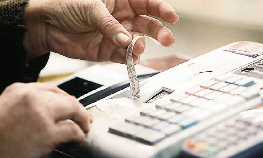 Εξόρμηση εφορίας με λουκέτα και πρόστιμα για αποδείξεις