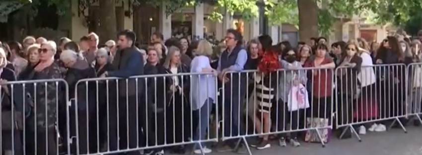 Μητρόπολη Αθηνών: Ουρές πιστών από τα ξημερώματα για την εικόνα «Άξιον Εστί»