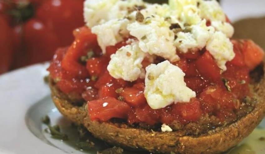 Παγκόσμια πρωτιά για τον ελληνικό ντάκο σε σχετική λίστα με τις καλύτερες σαλάτες.