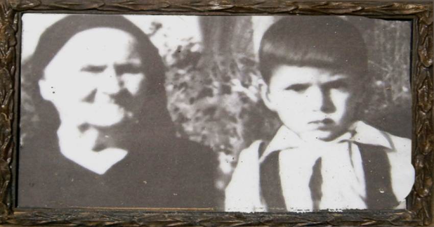 Γράφει ο Βαγγέλης Μητράκος : Η γιαγιά Κωνσταντίνα και το εγγόνι της ο Χαράλαμπος.