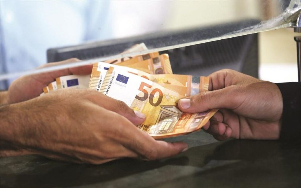 «Επίδομα ακρίβειας»: Κατατέθηκε στη Βουλή η τροπολογία -Ποιοι &amp; πότε θα πάρουν τα 200 ευρώ