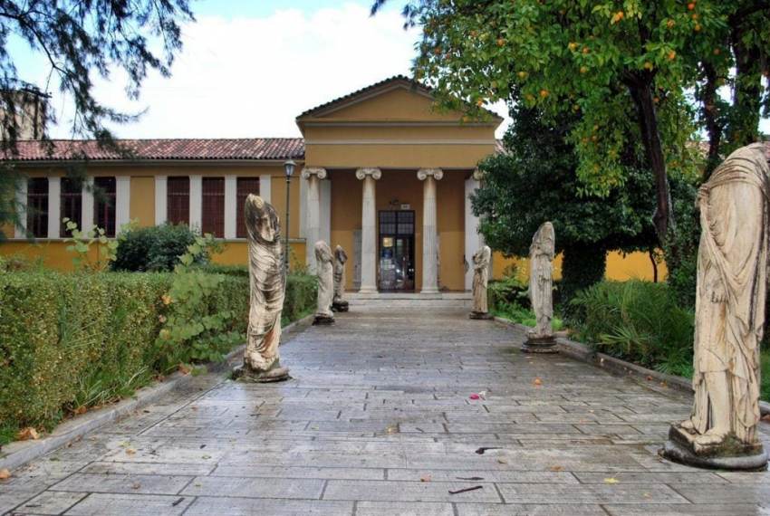 Διεθνές Συμπόσιο «Η ΤΕΧΝΗ ΤΟΥ ΠΟΛΕΜΟΥ: ΤΟΤΕ ΚΑΙ ΤΩΡΑ -Από τις Θερμοπύλες και το Γρανικό στο Αφγανιστάν και την Ουκρανία» στον κήπο του Αρχαιολογικού Μουσείου