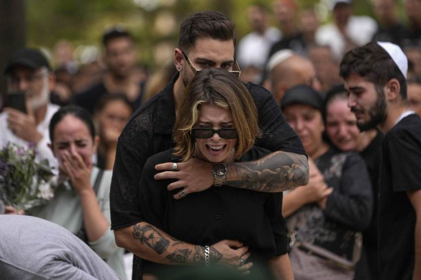 Θρηνούμε περιμένοντας το πυρ