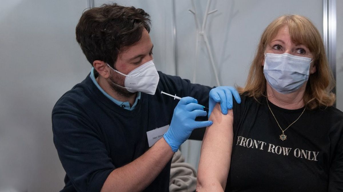 Εμβολιασμοί: Ραντεβού για 50άρηδες από 21 Απριλίου - Στη «μάχη» και το μονοδοσικό της Johnson &amp; Johnson