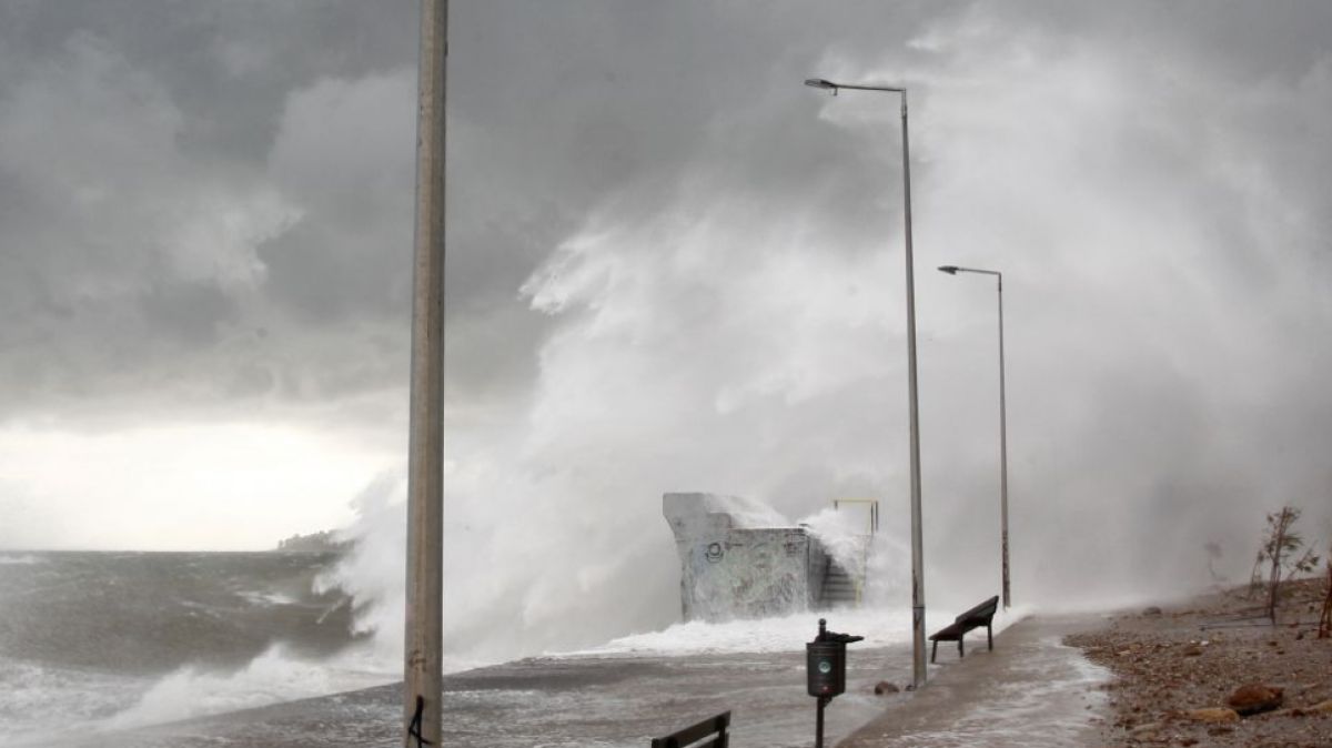 Κακοκαιρία εξπρές: Πού περιμένουμε βροχές, καταιγίδες και θυελλώδεις ανέμους
