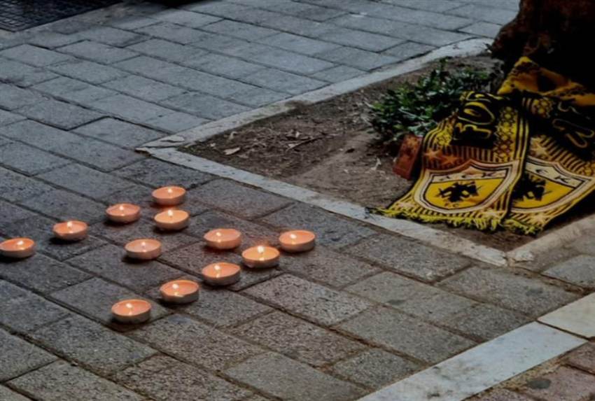Φίλαθλοι της ΑΕΚ αποχαιρετούν τον 22χρονο που έπεσε νεκρός στα επεισόδια