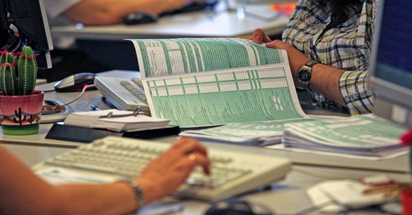 Φορολογικές δηλώσεις: Προθεσμία υποβολής μέχρι τις 3 το μεσημέρι