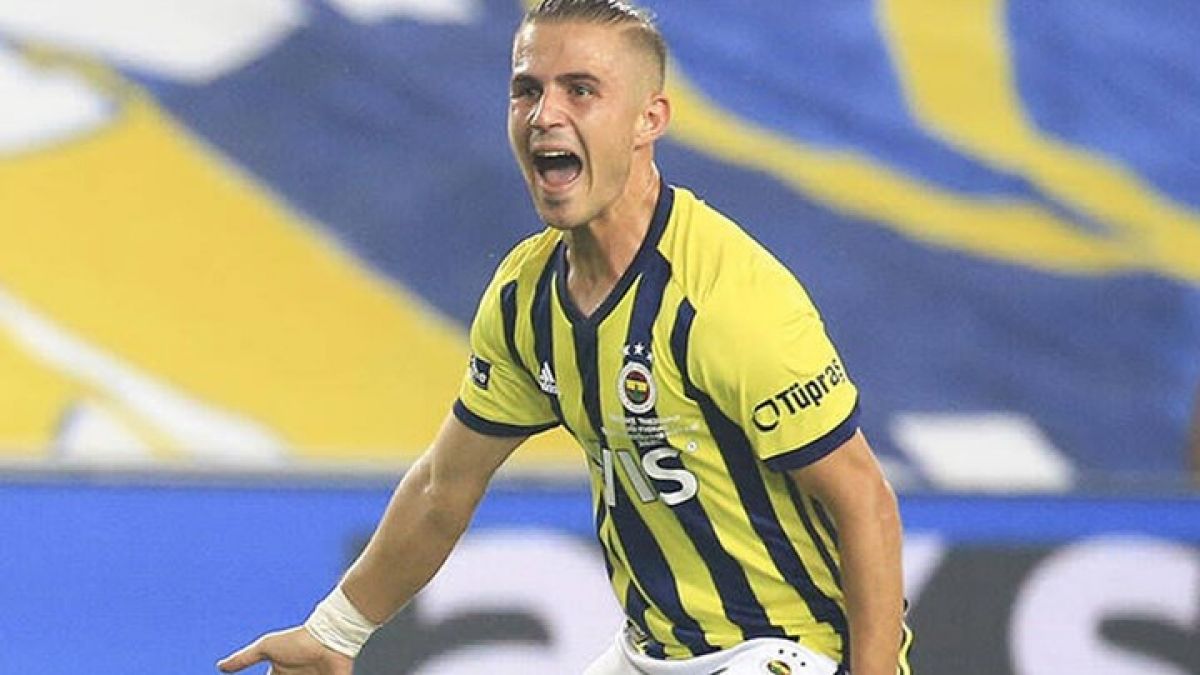 Δημήτρης Πέλκας: Η αγκαλιά και το φιλί με την αγαπημένη του για τα γενέθλιά της - ΦΩΤΟ