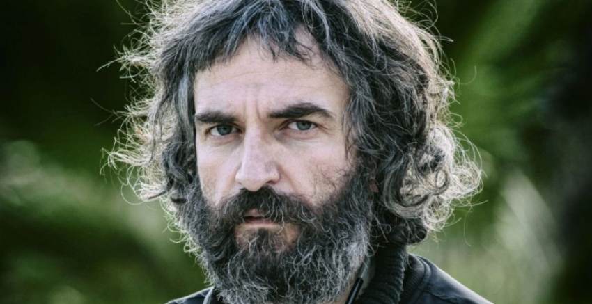 Συγκλονίζει ο Άρης Σερβετάλης: «Βιωματικά ξέρω ότι ο Θεός φανερώνεται όταν εκμηδενίζεται το εγώ σου»