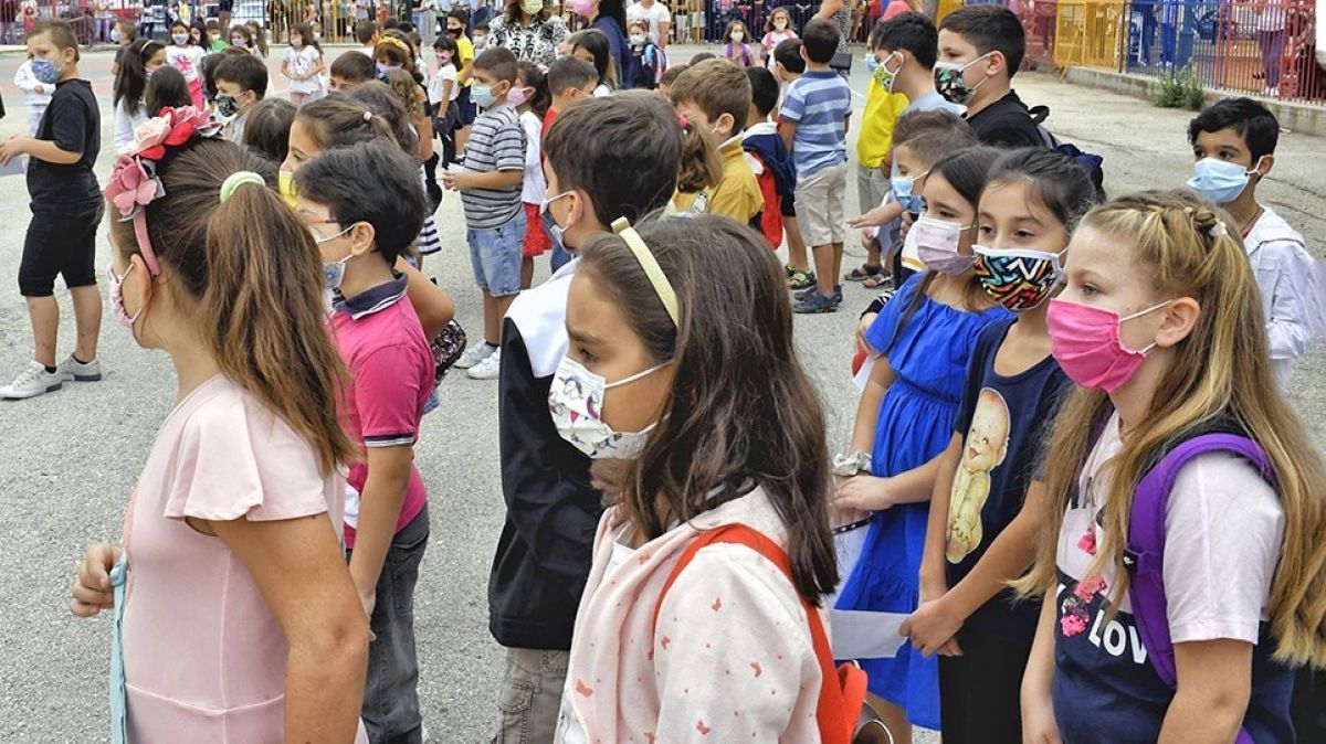 Κορωνοϊός: Το 33% των κρουσμάτων αφορά σε ανηλίκους - Τι περιμένουν οι ειδικοί