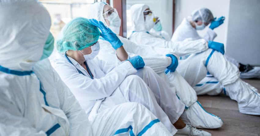 Επιστρέφουν στο ΕΣΥ από 1/1 με δύο rapid test την εβδομάδα οι ανεμβολίαστοι γιατροί