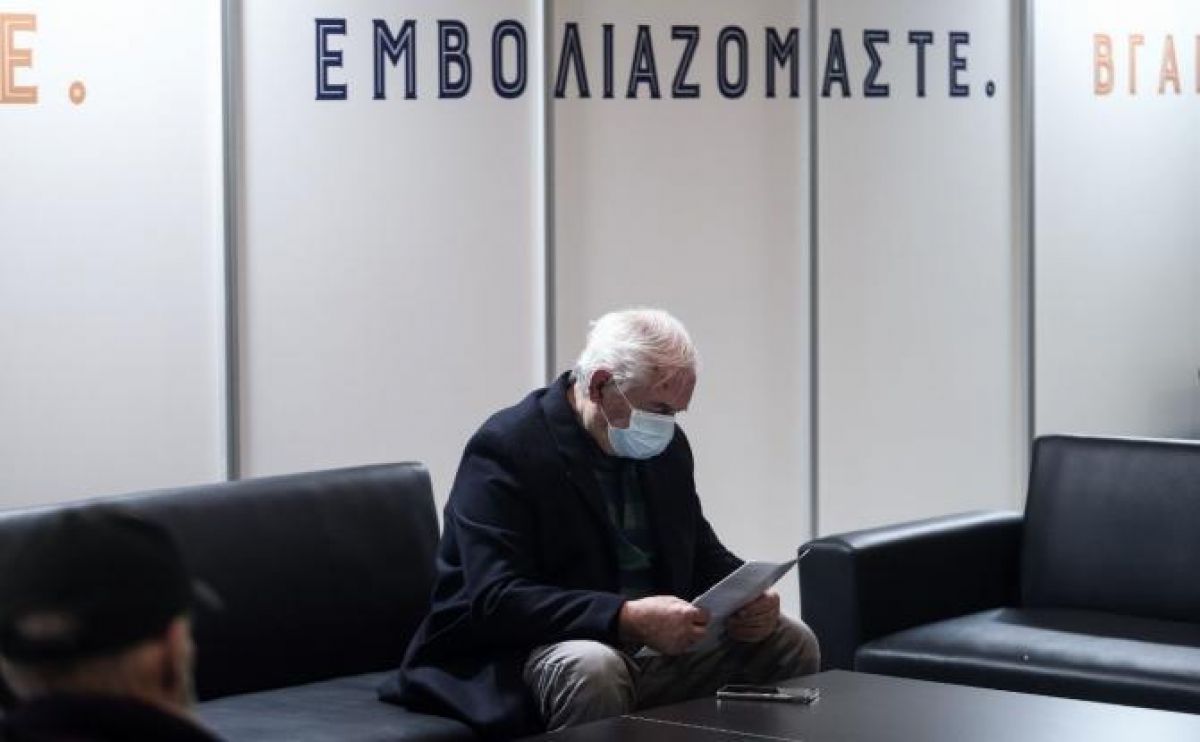 Για ποιες ομάδες ξεκινούν οι εμβολιασμοί - Και στους άνω των 65 ετών το εμβόλιο της AstraZeneca