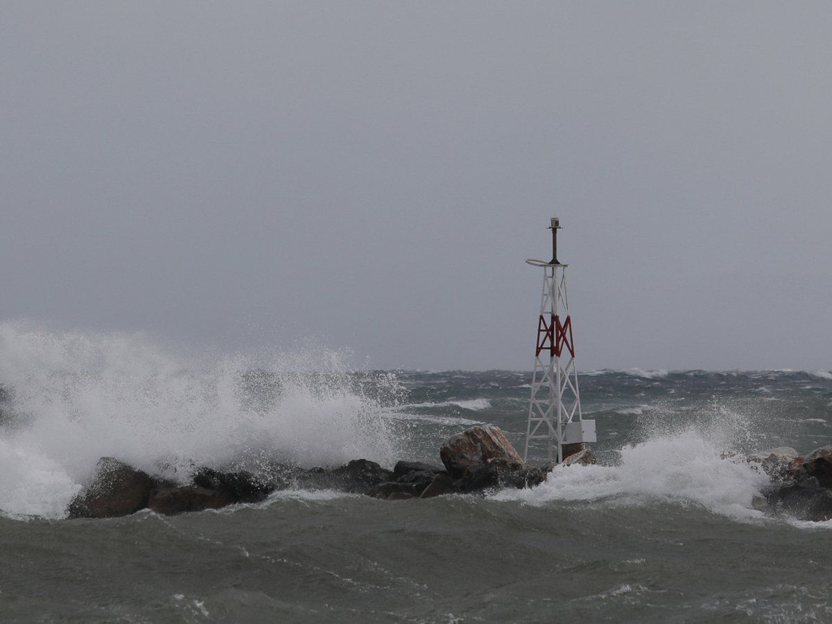 Καιρός: Θυελλώδεις άνεμοι και βροχές – Αισθητή η πτώση της θερμοκρασίας