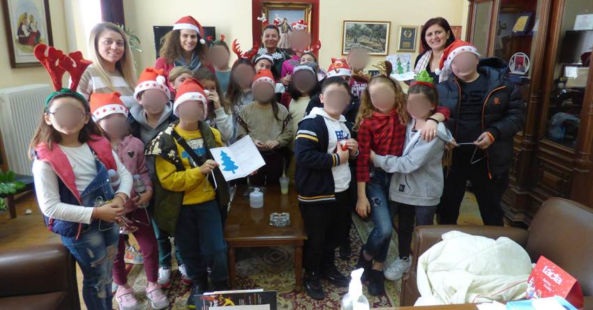 Χριστουγεννιάτικα κάλαντα στο Δημαρχείο από μαθητές του 1ου  Δημοτικού Σχολείου Γυθείου