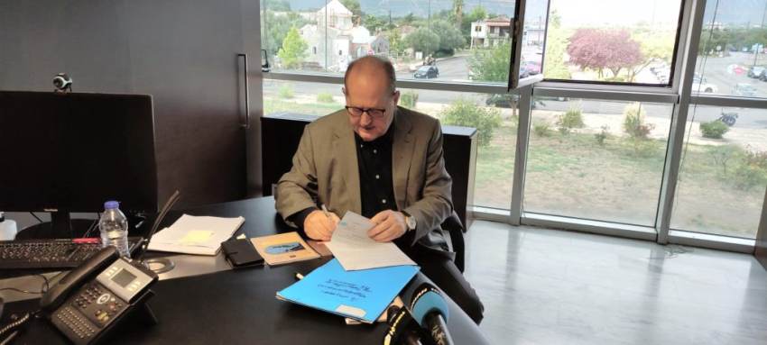 Υπογράφηκε από τον περιφερειάρχη Πελοποννήσου Π. Νίκα η σύμβαση για τον ηλεκτροφωτισμό στο γήπεδο  των Αμυκλών, στον Δήμο Σπάρτης