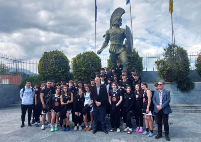 Επίσκεψη QUEENS: Nεαροί ομογενείς απο το Queens της Νέας Υόρκης επισκέφθηκαν τη Σπάρτη για αγώνες μπάσκετ