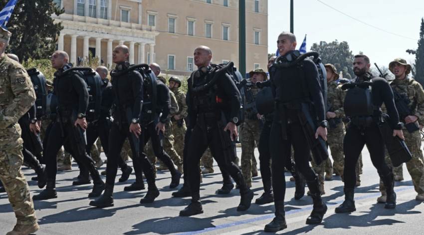 Μεγαλειώδης στρατιωτική παρέλαση για την 25η Μαρτίου