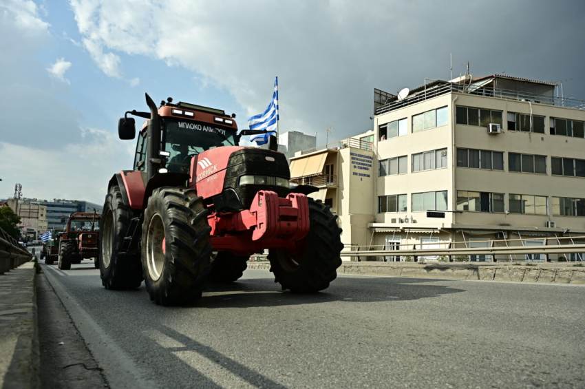 Αγρότες: Αναχωρούν τα τρακτέρ από το Σύνταγμα