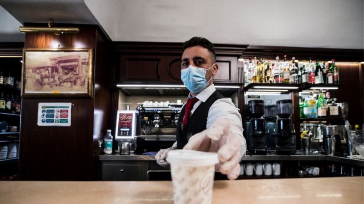 Νέα μέτρα και τσουχτερά πρόστιμα από σήμερα για εστίαση και take away