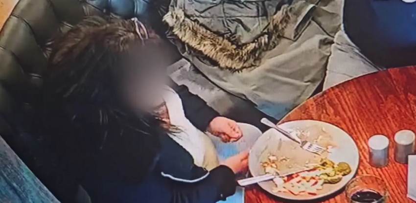 Έβαλε τρίχες στο πιάτο της για να μην πληρώσει αλλά την «έπιασε» η κάμερα