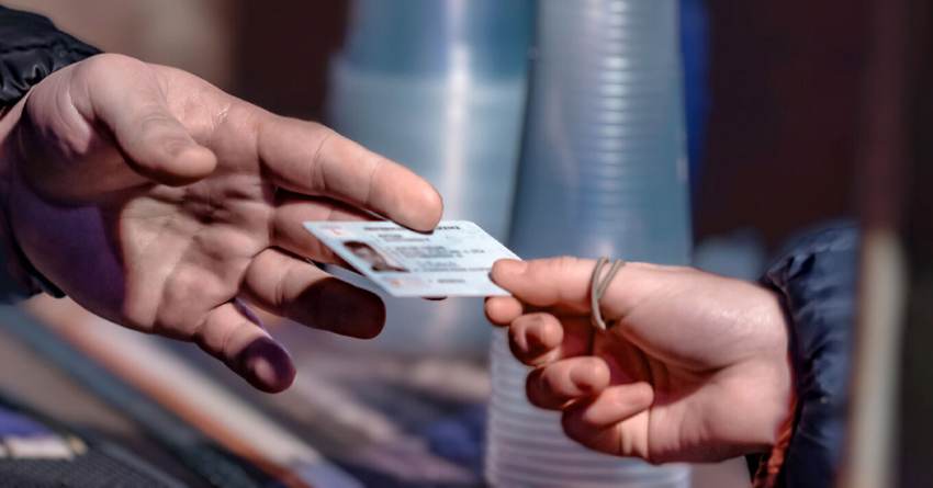 Σε 2 χρόνια θα είναι άκυρες οι παλιές ταυτότητες - Από 25 Σεπτεμβρίου η έκδοση των νέων