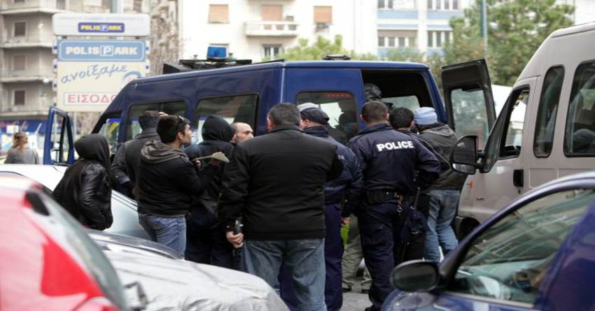 Η ΕΛ.ΑΣ. εξάρθρωσε εγκληματική οργάνωση που διακινούσε παράνομα μετανάστες και προέβαινε στην κατάρτιση πλαστών ταξιδιωτικών εγγράφων.