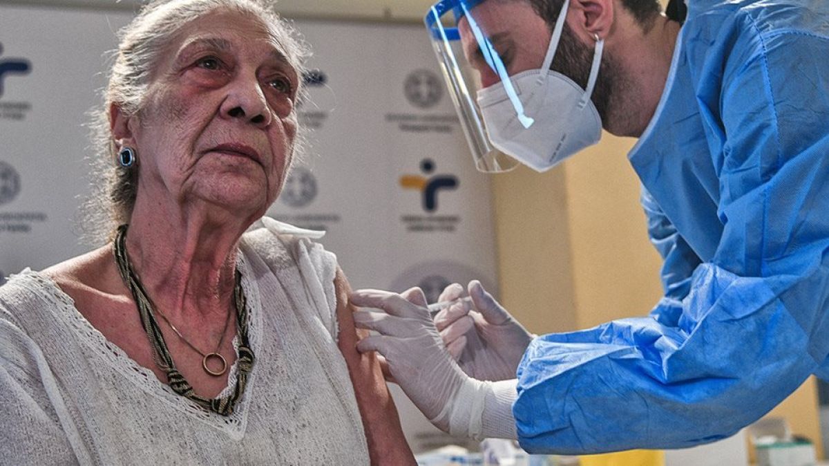 Εμβολιασμοί: Ξεκινούν σήμερα για τα άτομα άνω των 85 ετών - Ποιες είναι οι οδηγίες