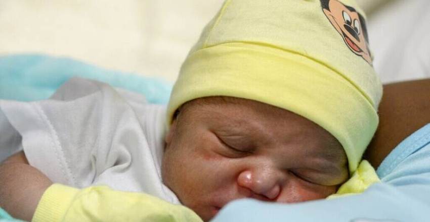 Μωρό γεννήθηκε από το DNA τριών ανθρώπων για πρώτη φορά στη Βρετανία