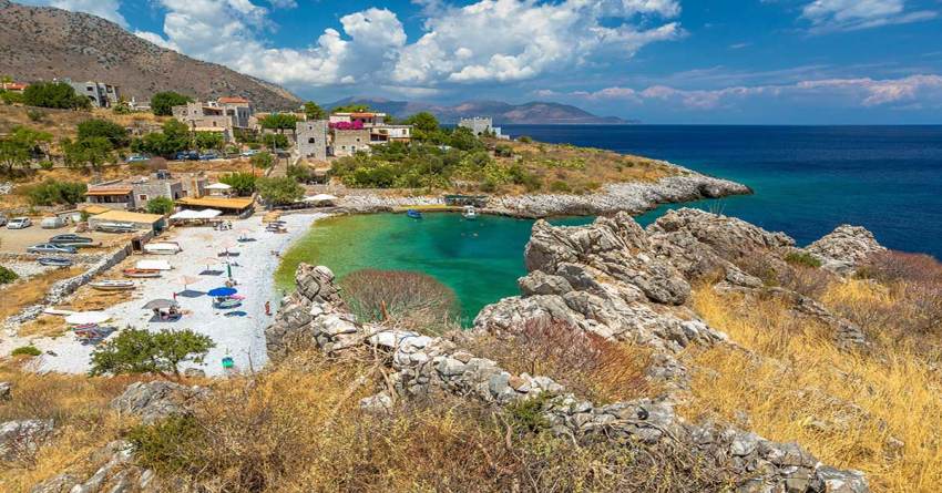 Κοκκάλα: Το άγνωστο χωριό της Μάνης με τις όμορφες, βοτσαλωτές παραλίες