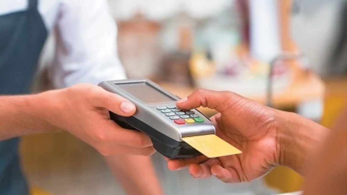 POS: Ποιοι και πόσο ωφελούνται από τη μείωση στο μισό των τραπεζικών προμηθειών στις συναλλαγές